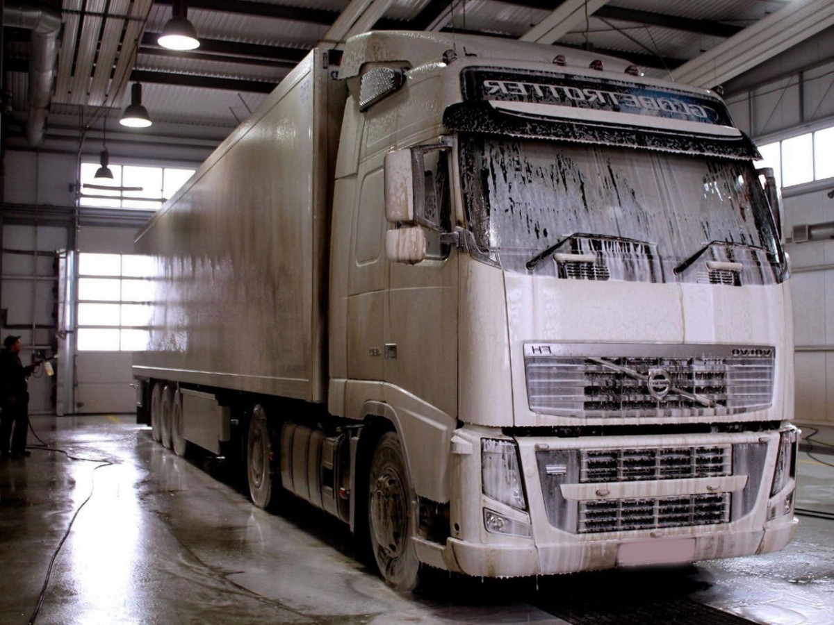 Gruzovaya-beskontaktnaya-mojka