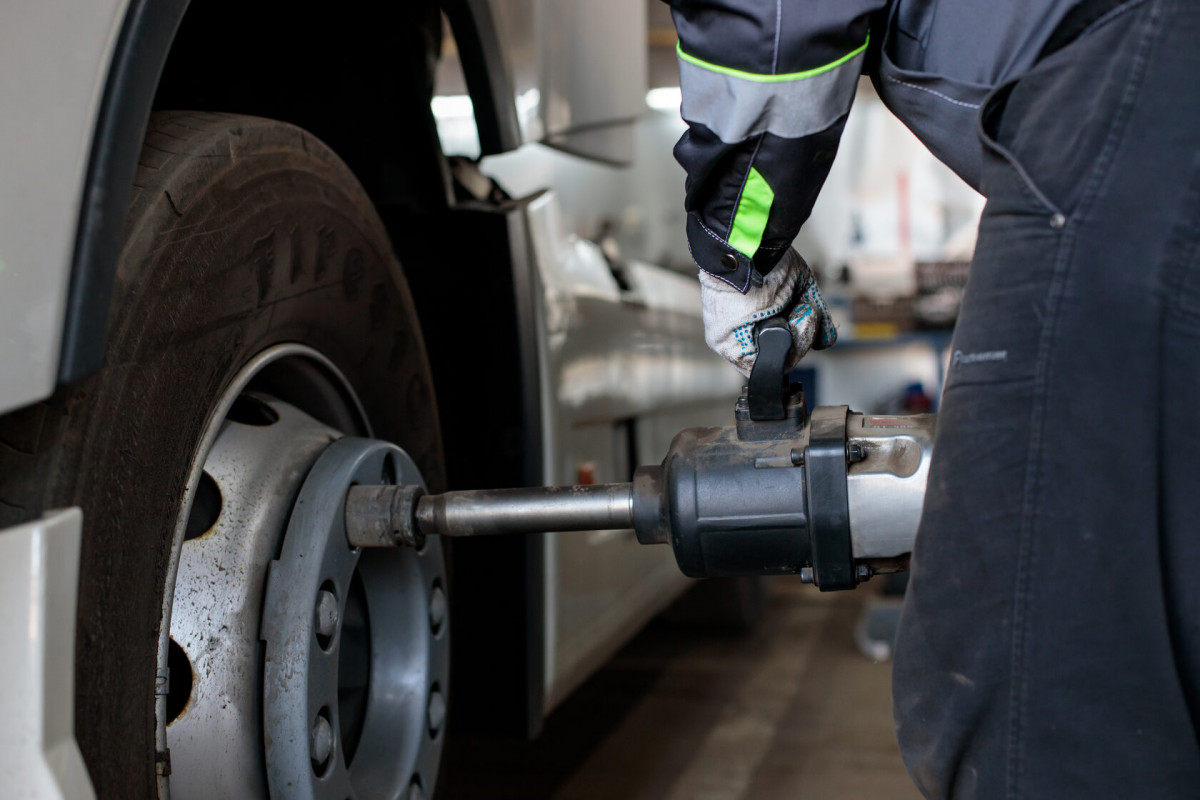 Remont-pokryshek-gruzovyh-avtomobilej-Stroitel