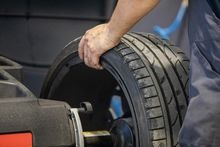 SHinomontazh-gruzovyh-mashin